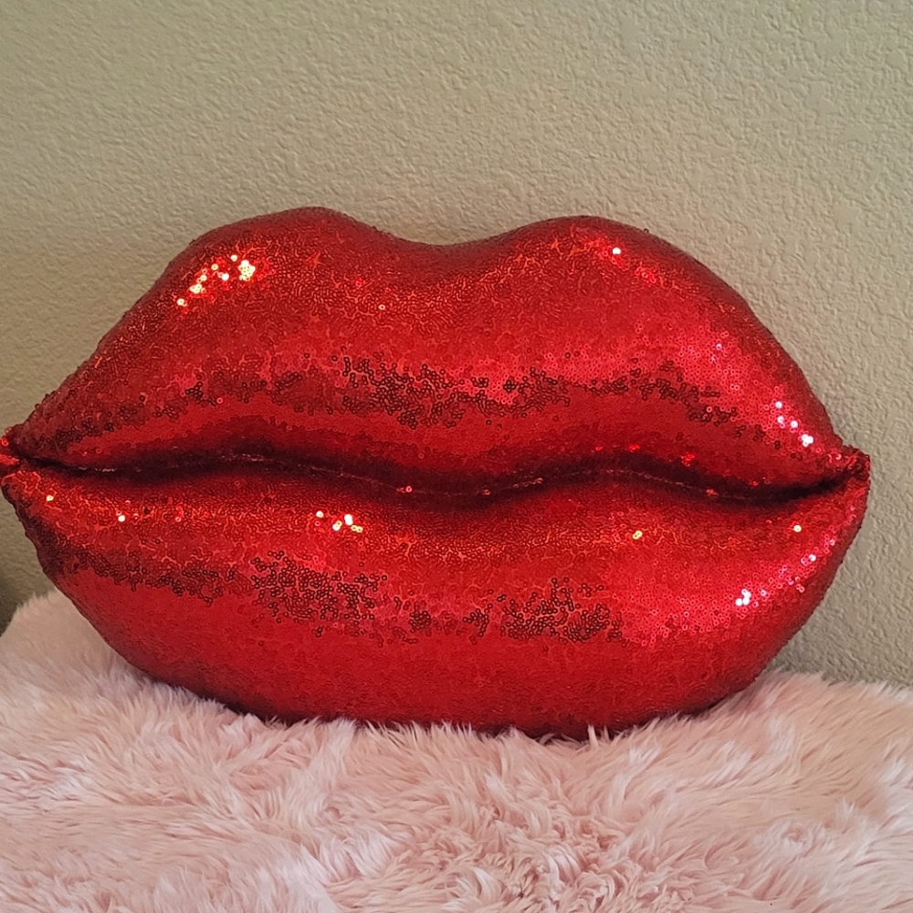 GORGEOUS RED LIPS PILLOW  💋